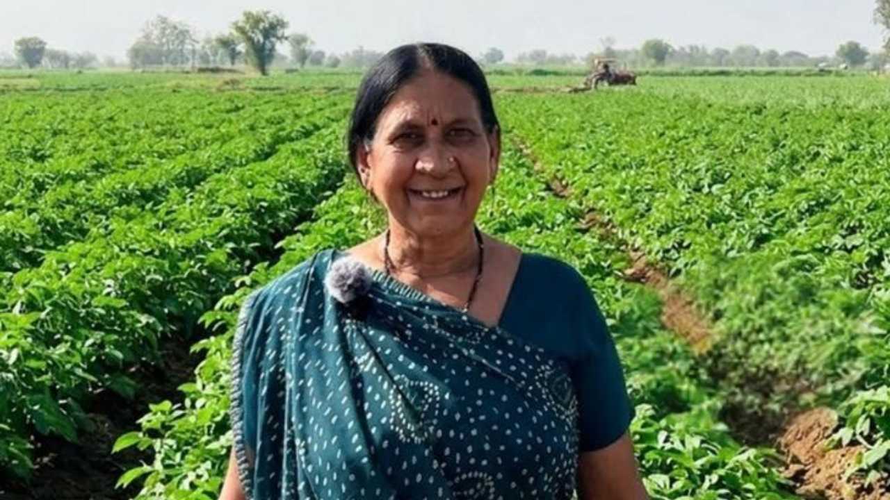 मीनाबेन पटेल — साबरकांठा गुजरात की महिला आलू किसान अपने खेत में